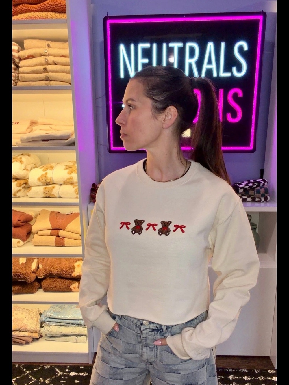 Cream Cropped Crewneck Sweatshirt with Holiday Bear Embroidery